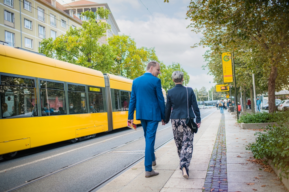 Pärchen an einer Haltestelle