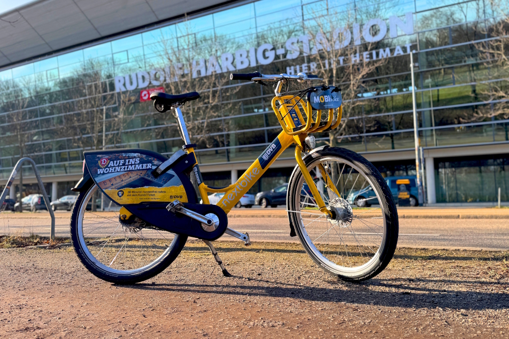 MOBIbike vorm Rudolf-Harbig-Stadion